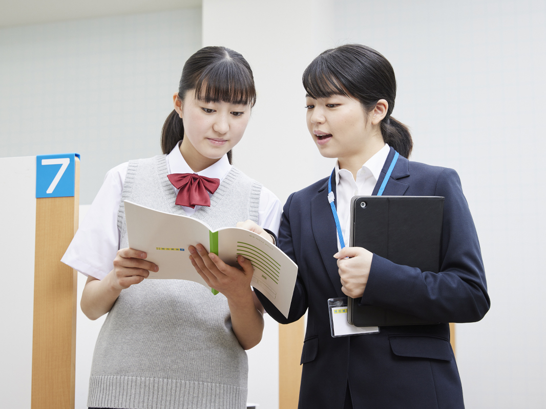 塾に通う生徒と講師